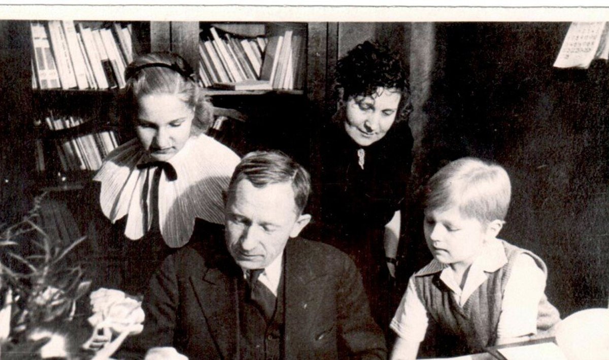 Kirjanik Tammsaare tutvub koos Käthe ning tütre Riita ja poja Eerikuga Albu valla aukodaniku diplomiga ja auaaadressiga 2.veebruar 1938