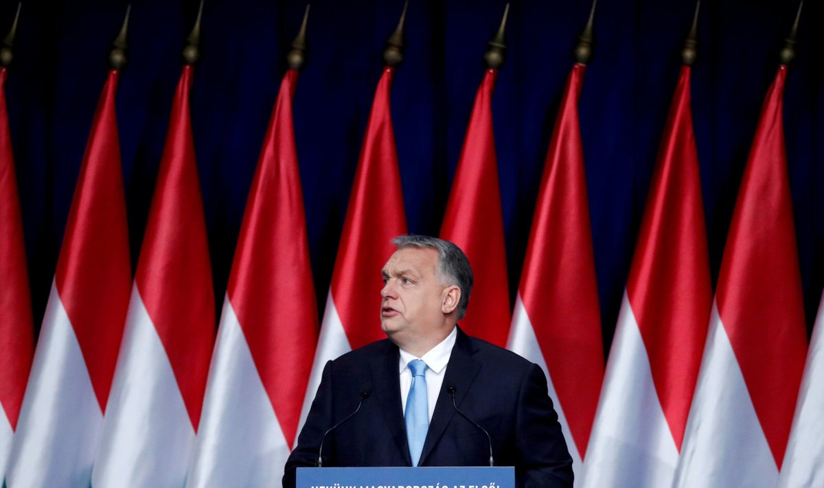 Ungari peaminister Viktor Orbán eile kodumaal kõnet pidamas. Tekst teatab: Ungari esimesena!