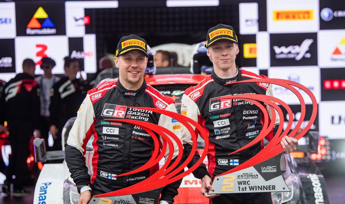 Kalle Rovanperä ja Jonne Halttunen 2021. aasta Rally Estonia võidukarikaga