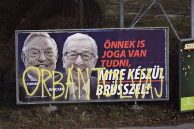 Skandaalne plakat George Sorose ja Jean-Claude Junckeriga Ungari pealinnas Budapestis. Keegi on täiendanud seda kritseldusega, mis väidab, et Orbán on varas. 