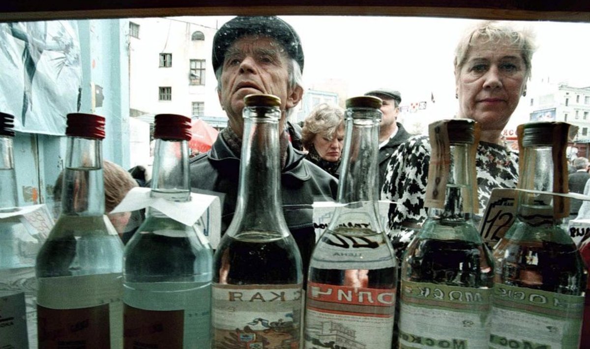 Moskvalased kioskist viina ostmas
