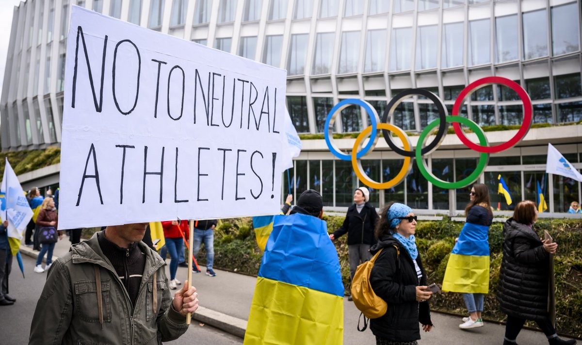 Украинские демонстранты протестуют перед зданием МОК.