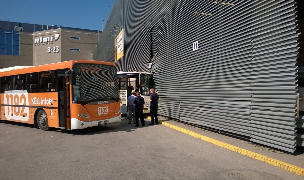 Buss sõitis Tartus Tasku keskusesse