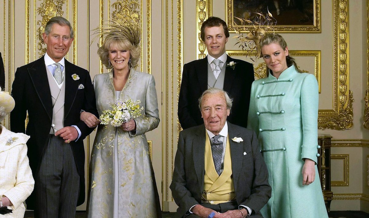 Tom Parker Bowles (tagareas paremalt teine) oma ema Camilla ja prints Charlesi pulmas 2005. aastal.