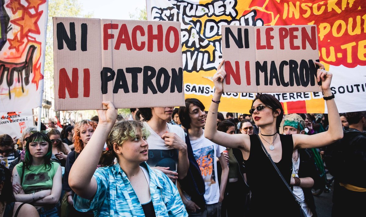 „Ei fašistist Le Penile, ei bossist Macronile,” agiteerisid laupäeval Pariisi meeleavaldajad. Noorte ja vasakpoolsete kojujäämine tõotaks kasu eelkõige Le Penile.