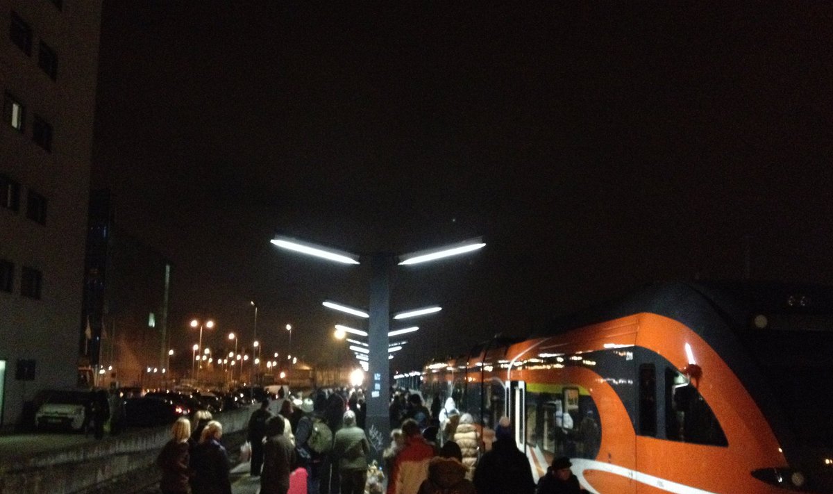 Täna õhtul ootas Elroni rongi Balti jaamas kümneid inimesi