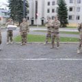 USA sõdurid puhastavad vabatahtlikult Eesti Sõjamuuseumi rasketehnika näituse eksponaate