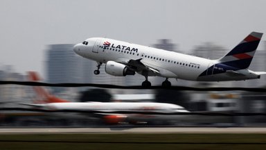 Uus-Meremaale teel olnud lennukit tabas „tehniline probleem“, mistõttu paisati reisijad vastu lage. 50 inimest sai arstiabi