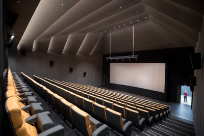 Erilise sisekujundusega kinosaal mahutab üle 200 inimese.