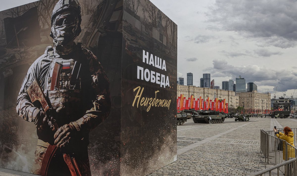 Trofeeks saadud Lääne sõjatehnika ja Vene propagandasõnumid Moskva Punasel väljakul, 28. aprill