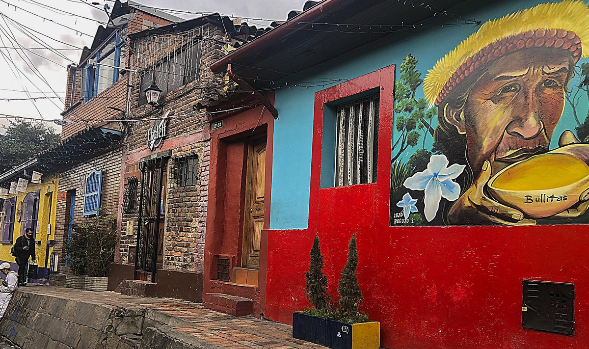 Värvilised majad on Guatapé linnas lausa kohustuslikud. Iga elanik peab oma maja kuidagi erksamaks maalima.