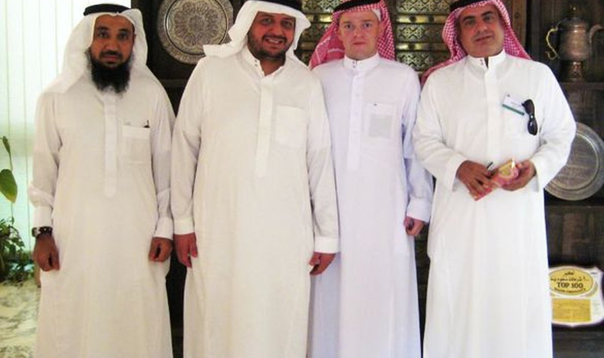 VANAD SÕBRAD: Ken Koort (pildil paremalt teine) käis hiljuti sõbral šeik Ahmed Salem Bugshanil (vasakult teine) Saudi Araabias külas.
