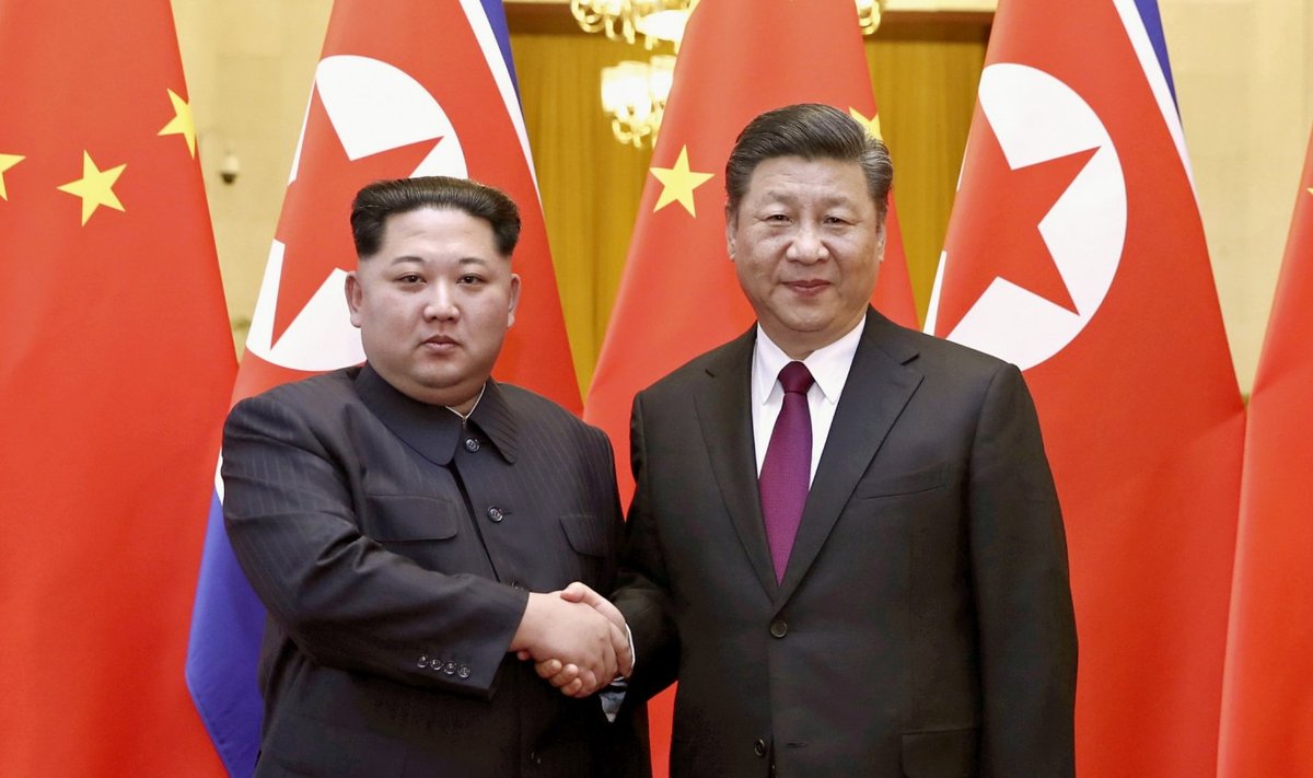 Vasakul Kim Jong-un, paremal Xi Jinping (Foto: AP)