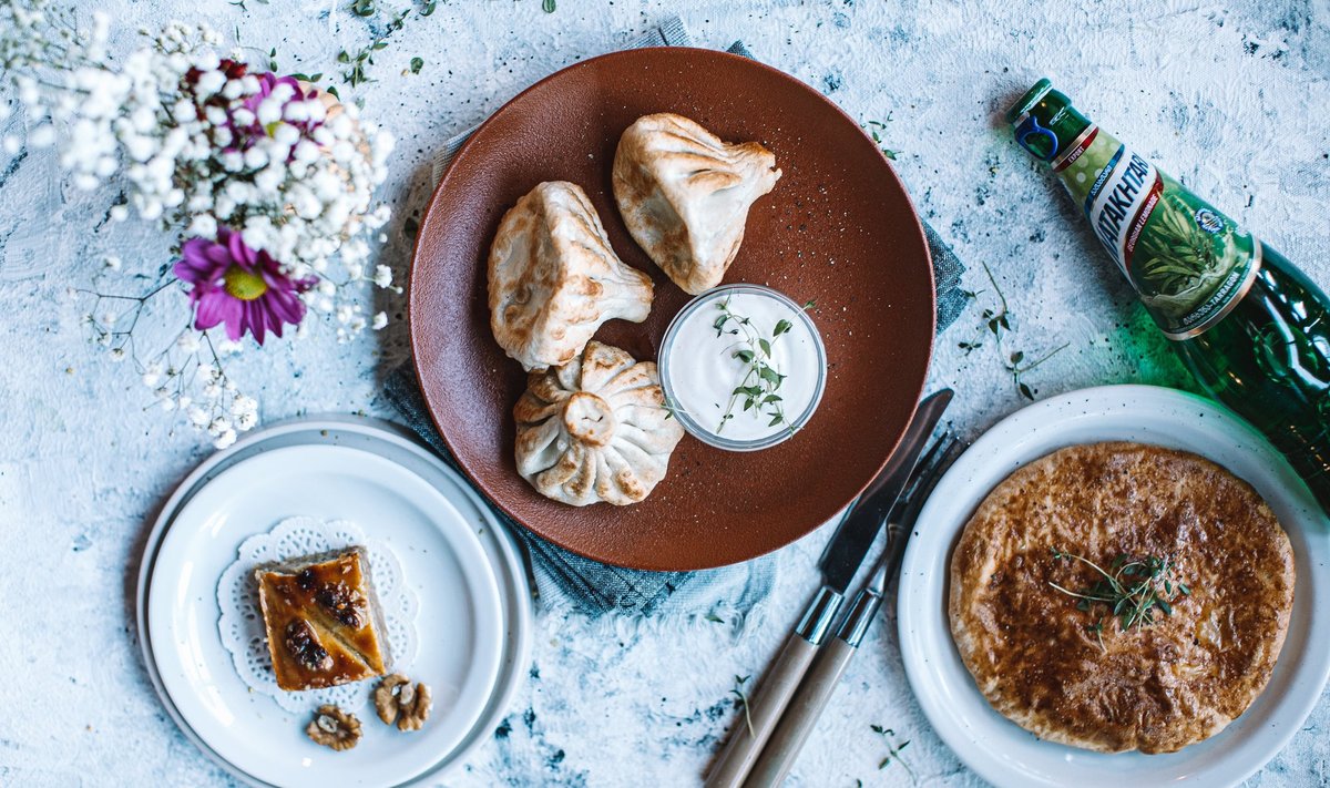 Mimino kolm hittrooga on Kreeka pähklite ja meega kook baklava, liha või seente ja juustuga hinkalid ning Imereti juustu täidisega hatšapuri.