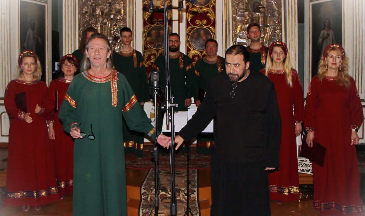 Serfami Bit-Kharibi esines Mustvees koos Valeri Petrovi (vasakul) juhitud Orthodox Singersiga, kes ei põlanud vaeva õppida selgeks vajalikud arameakeelsed tekstid.