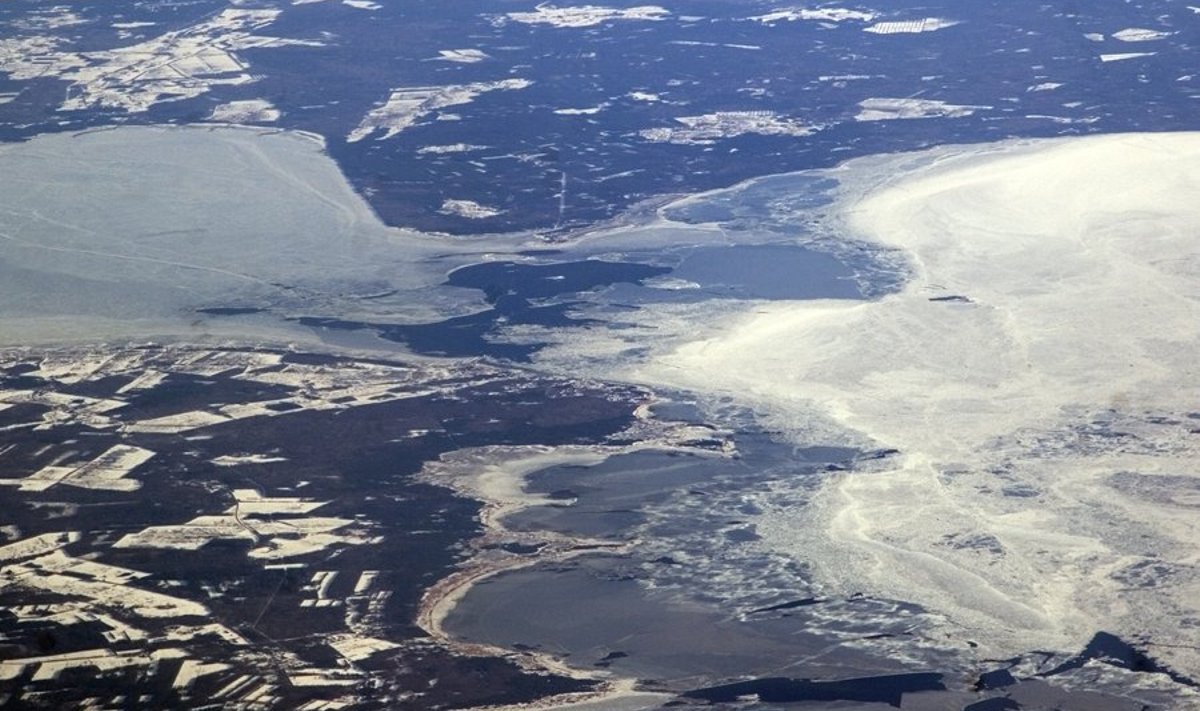 Jäätee paigal laiutav loik Hiiumaa (all) ja Saaremaa (ülal) vahel