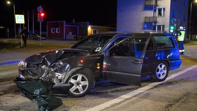 FOTOD | Viljandis põrkasid kokku kaks autot, üks juht põgenes sündmuskohalt