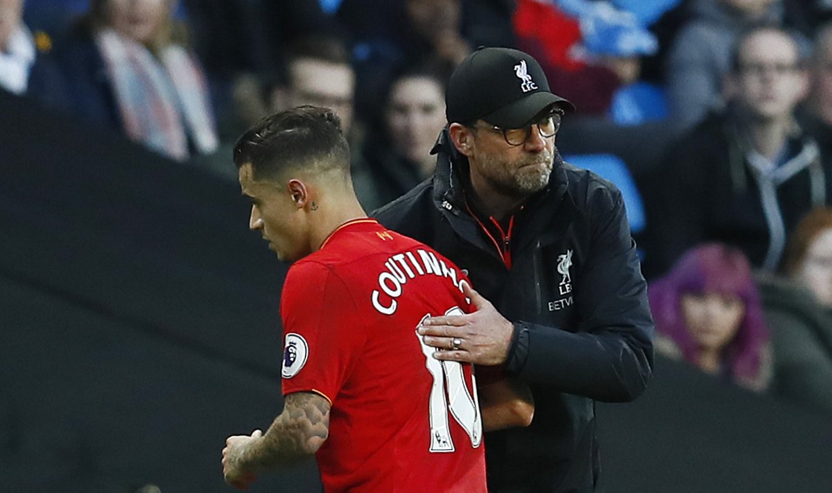 Liverpool's Philippe Coutinho is substituted off as Liverpool manager Juergen Klopp looks on
