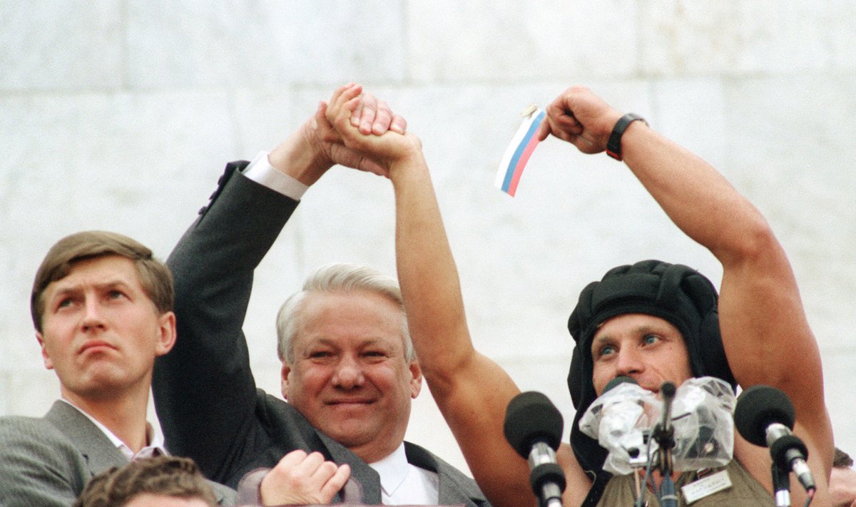 Jeltsinil õnnestus sõjaväelased ümber veenda. 