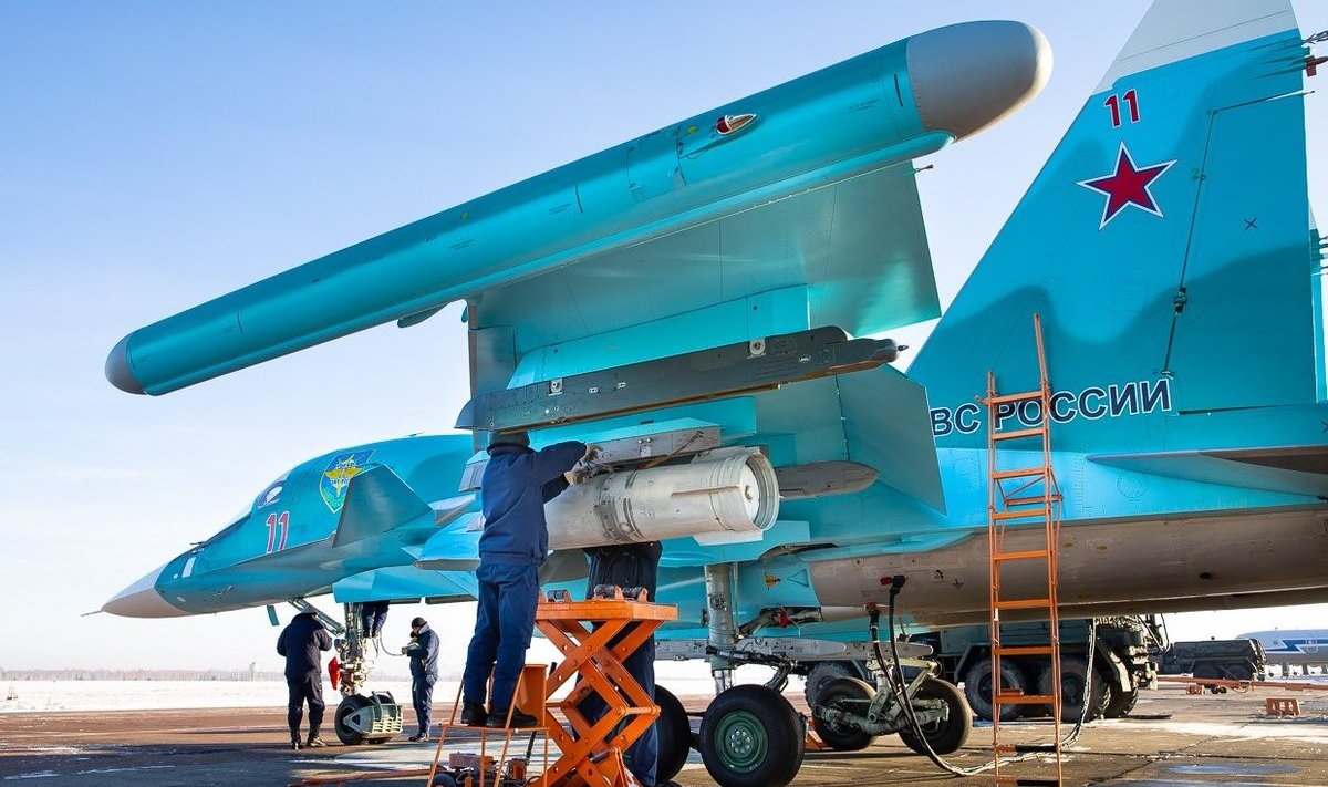 Vene õhujõudude relvurid kinnitavad Su-34 alla FAB-500 lennukipommi. Belgorodile heitis sama tüüpi lennuk kaks sellist pommi.