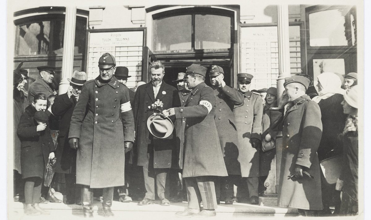 Johan Pitka saabus 1930. aastal Kanadast tagasi kodumaale, kus teda ootas vastuvõtt Balti jaamas. Pitka elas koos perega välismaal viis aastat.