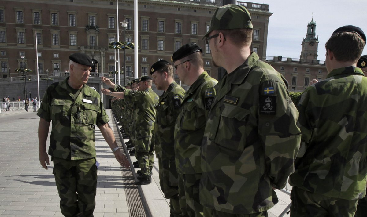 Rootsi sõjaväelased Stockholmi kuningapalee ees
