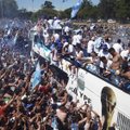ВИДЕО | Футболистов сборной Аргентины эвакуировали на вертолетах из-за большого скопления фанатов