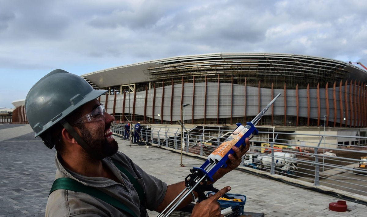 Töömees poseerib rõõmsalt Rio de Janeiro olümpiastaadioni ees. Rõõmustamiseks pole siiski eriti põhjust, sest palju on veel teha ning raha ja aega napib.