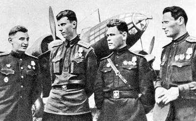 "TULEVASED KANGELASED": Rešetnikov väekaaslastega 1943. aastal, pildiallkiri sedastab venekeelses Wikipedias, et tegu on tulevaste kangelastega.