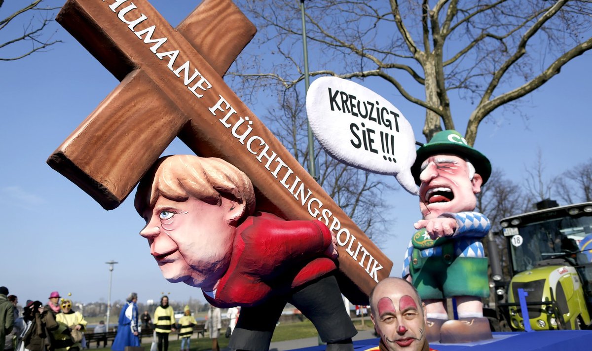 Kantsler Angela Merkel kan-nab oma humaanse põgenikepoliitika risti, samal ajal kui tema Baieri sõsarpartei juht Horst Seehofer kutsub üles teda risti lööma.
