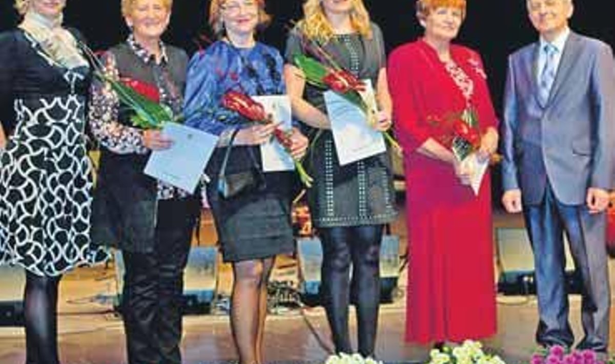 Hariduspreemiate laureaadid koos preemiate üleandjatega: vasakult Janika Usin, Ene Laurits, Tiina Villako, Maire Tiisler, Kaja Kilusk ja linnapea Georg Pelisaar