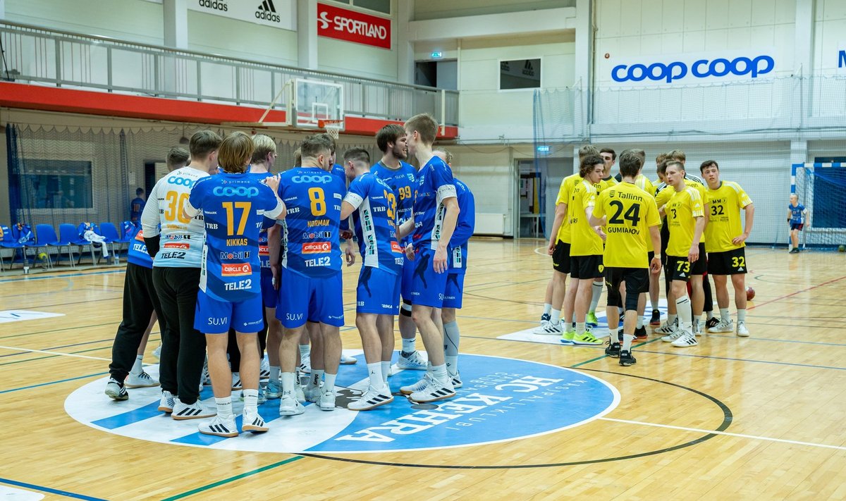 HC Tallinn (kollases) üritab HC Kehra (sinises) vastu meistriliigas oma esimest võitu kirja saada