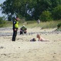 ФОТО: На пляже Пикакари сотрудники МуПо призвали нудистов к порядку