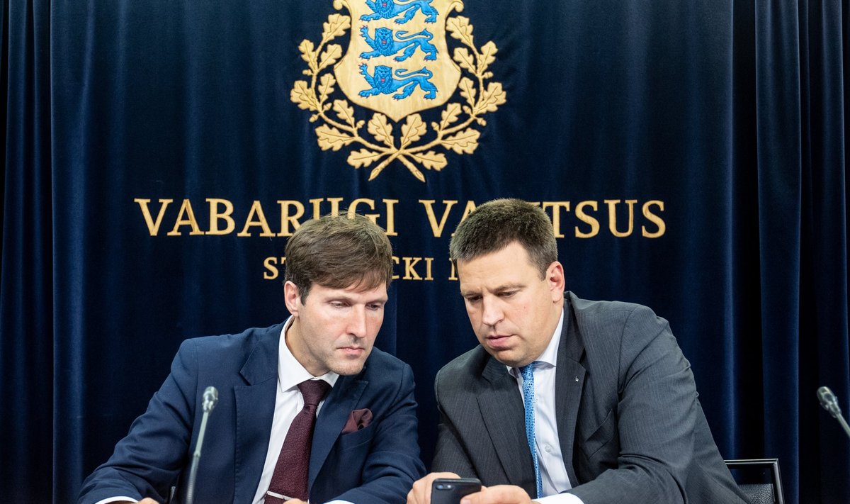 Septembris pakkusid poliitikutest enim kõneainet peaminister Jüri Ratas ja rahandusminister Martin Helme. Valitsuse pressikonmverents.