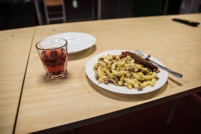 17:03 - Jõuame tagasi kordonisse, kus ootab meid õhtusöök, milleks on täna makaronid hakkliha ning pihviga. Tom jätab õhtusöögi hilisemaks, sest tema ööbib kordonis. Enne järgmisesse patrulli minekut, täidab Tom vaja­likud dokumendid UTV-patrulli kohta.