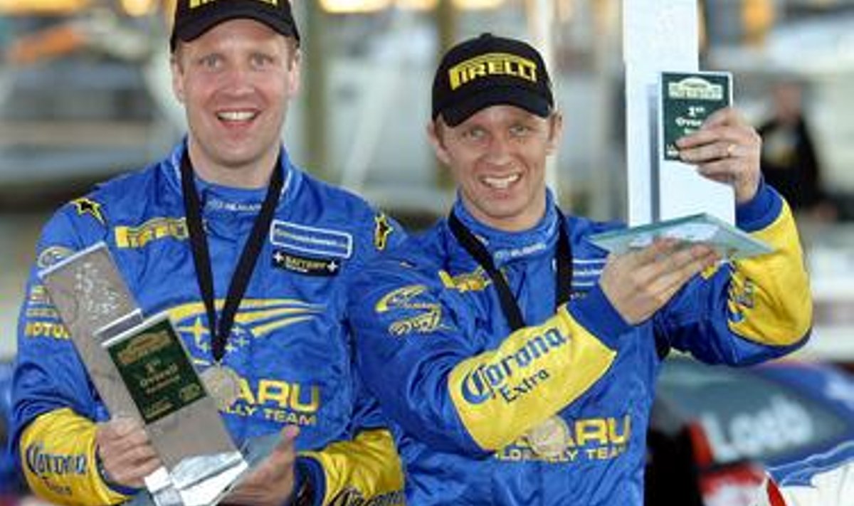 Phil Mills ja Petter Solberg Uus-Meremaa ralli autasustamisel