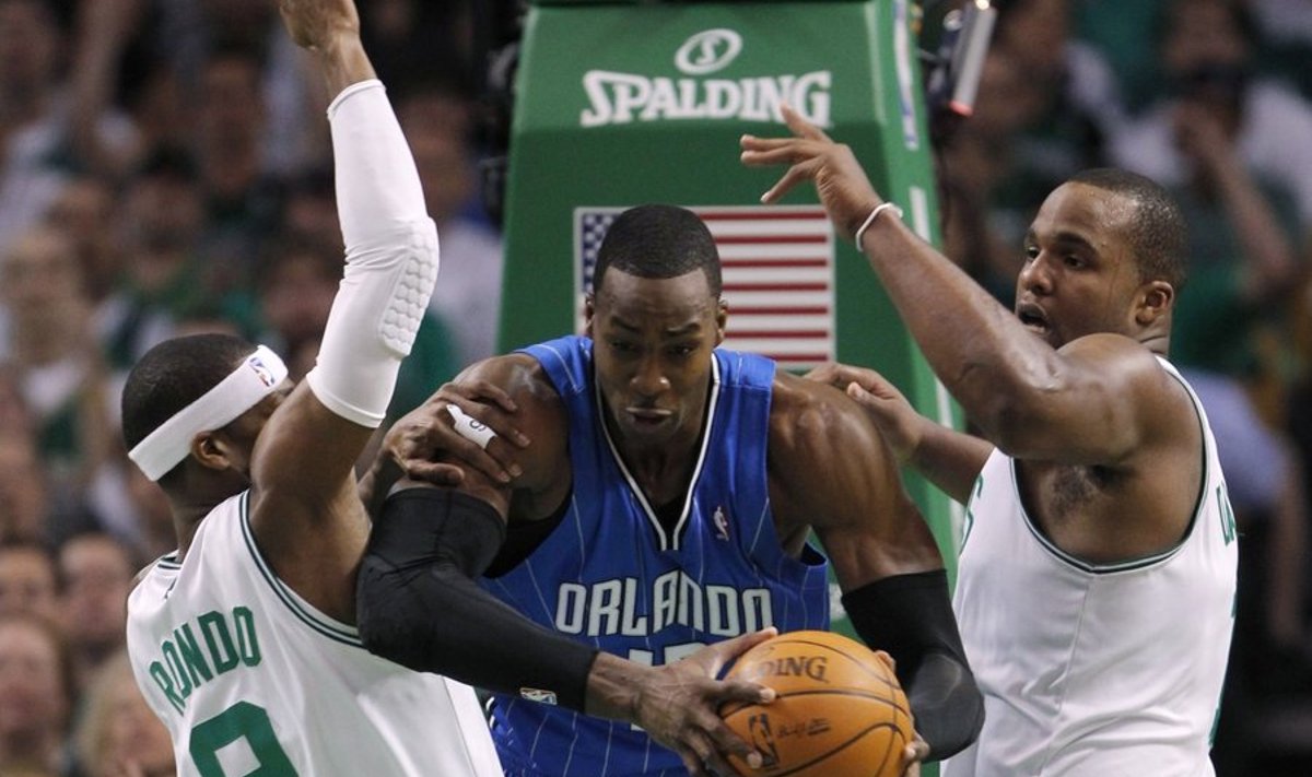 Orlando Magic's Dwight Howard (C) is double teamed by Boston Celtics' Rajon Rondo (L) and Glen Davis during the first quarter of Game 6 of their NBA Eastern Conference playoff series in Boston, Massachusetts May 28, 2010. REUTERS/Brian Snyder (UNITED STATES - Tags: SPORT BASKETBALL)