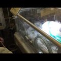 VIDEO! Traagiliselt armas: äsja lesestunud isa laulab oma enneagselt sündinud pojale