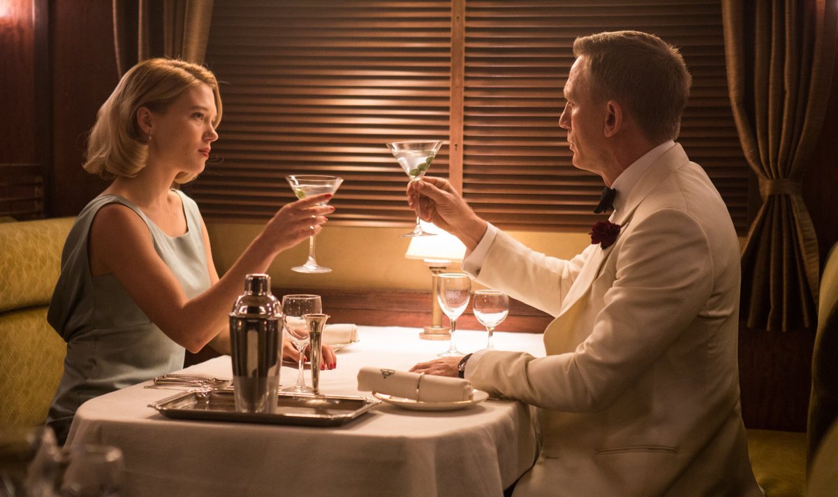Léa Seydoux ja Daniel Craig kokteilidega. „Spectre” on esimene film, kus Bond tegelikult juua ei jõuagi.