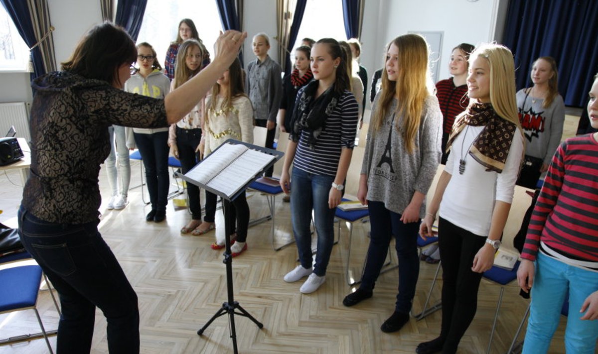 Kadrioru saksa gümnaasiumi muusikaõpetaja Reet Lend tegi kooli lastekooriga kuus tundi laulupeo lugude proovi ka möödunud reedel, kui oli veel koolivaheaeg. Muul ajal on proovid kaks korda nädalas.