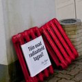 FOTOD: Vembumees viis Nõmme linnaosa valitsuse ette punased radiaatorid