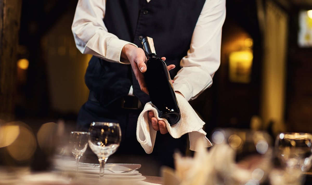 Kuidas restoranis veini tellides kelneri küsimustele vastates mitte piinlikku olukorda sattuda