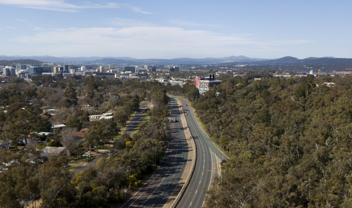 Piirangud on Canberra kesklinna viiva sõidutee täiesti tühjaks jätnud.