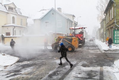 Tartus Kastani tänaval pandi lumega asfalti