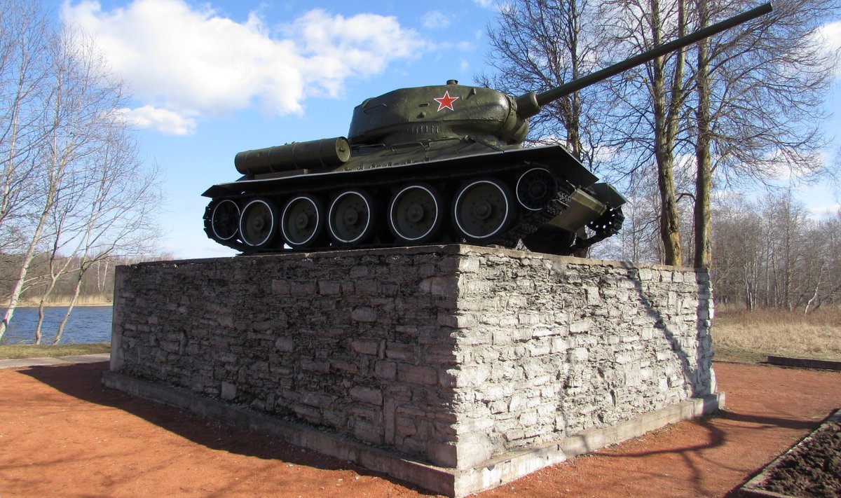 Narvas on ikka veel Nõukogude tank T-34, mille toru on kurjakuulutavalt Eesti poole.