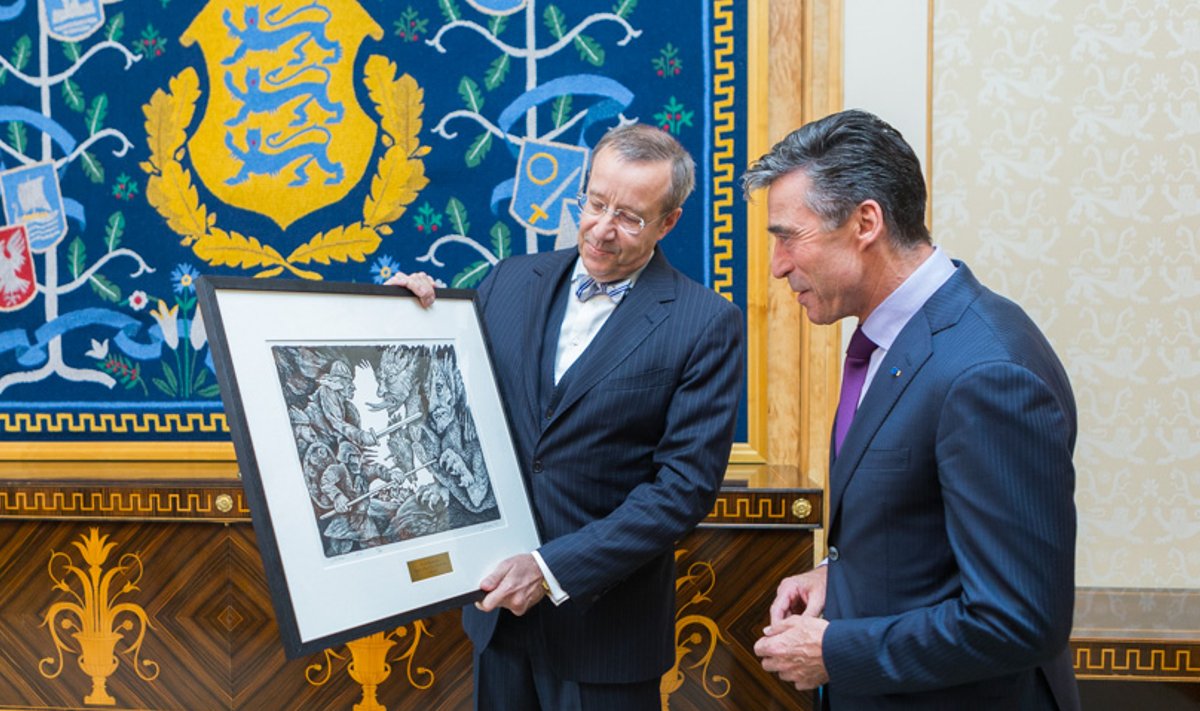 President Ilves kinkis Rasmussenile Jüri Arraku graafilise lehe „Võitlus“.