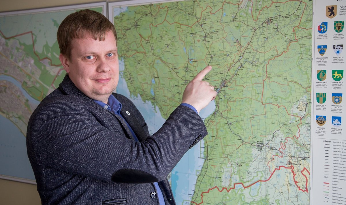 Kalev Kaljustel on suur kohalike omavalitsuste juhtimise kogemus. Kaardil näitab ta Tootsit, kus ta oli vallavanem ja volikogu esimees. Pärast seda oli ta Pärnu maavanem ja praegu töötab rahandusministeeriumi regionaalhalduse osakonna Pärnu talituse juhatajana.