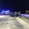 ФОТО: На Таллиннской окружной дороге спасатели вырезали водителя из автомобиля, заполненного бутылками с алкоголем