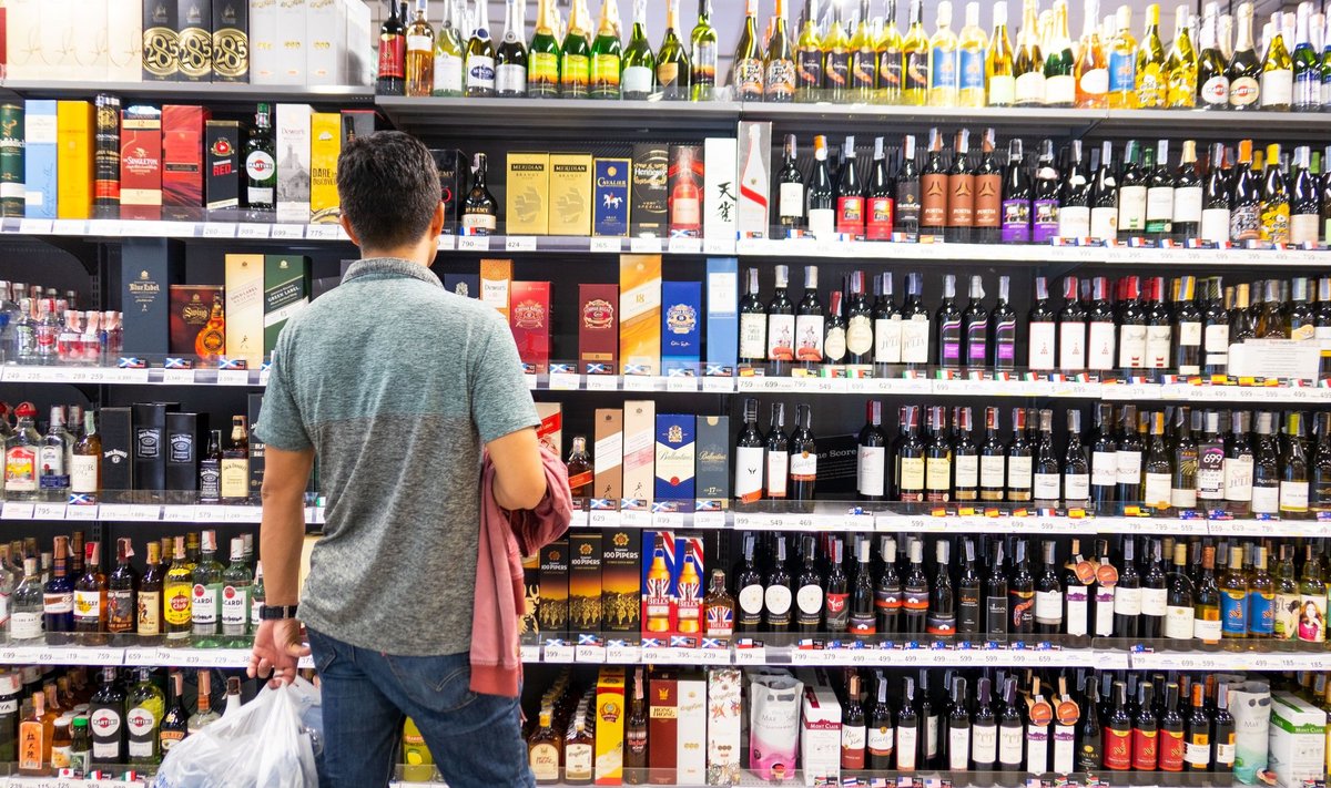 Alkoholiseaduse § 45 keelab müüa alkoholi joobeseisundile viitavate tunnustega isikule.