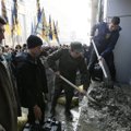 FOTOD ja VIDEO: Ukraina marurahvuslased rikkusid kümneid rahaautomaate ja müürisid Kiievis kinni Vene panga kontori
